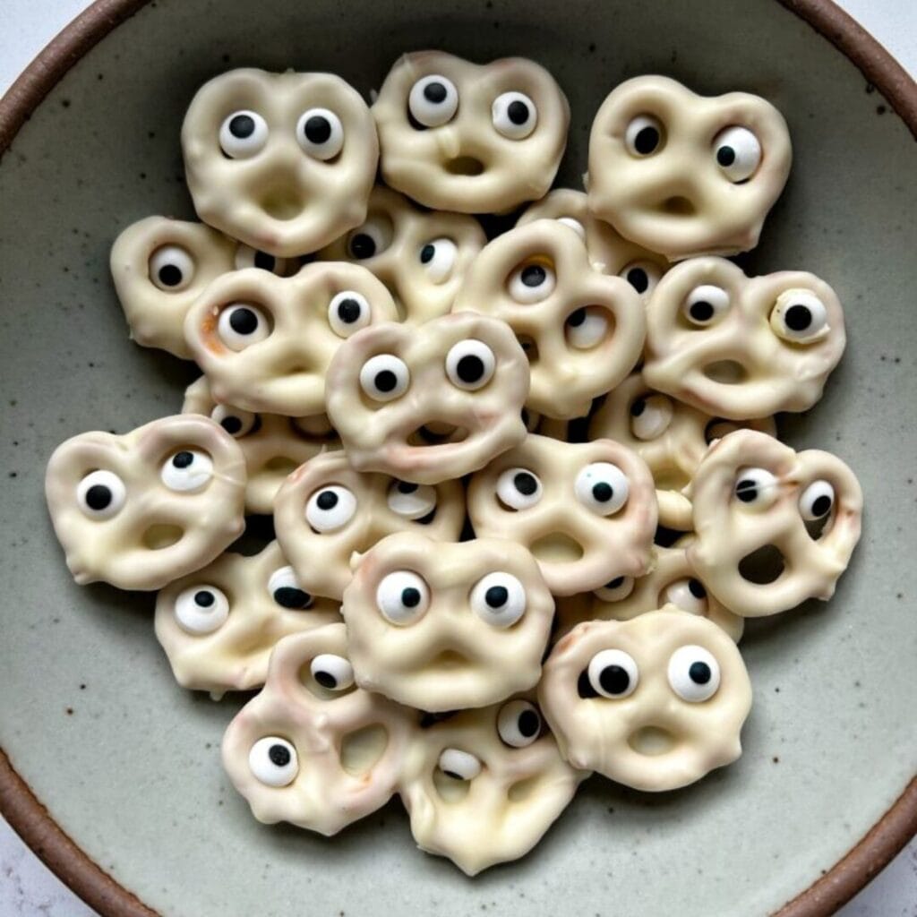 chocolate dipped ghost pretzels -30+ Spooky Halloween Treats Your Kids Will Love