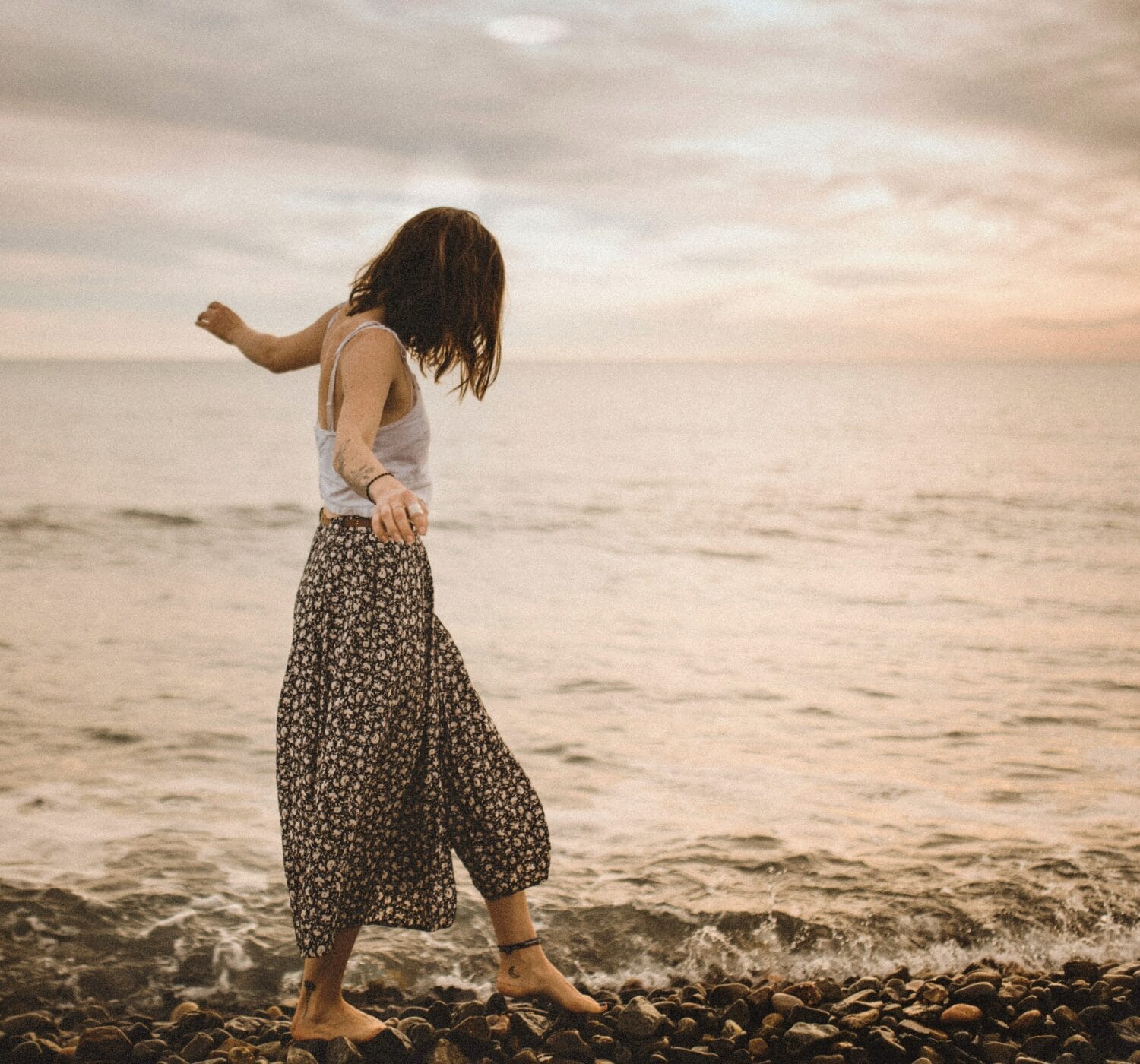 10 Self-Reflection Prompts to Savor Everyday Joy