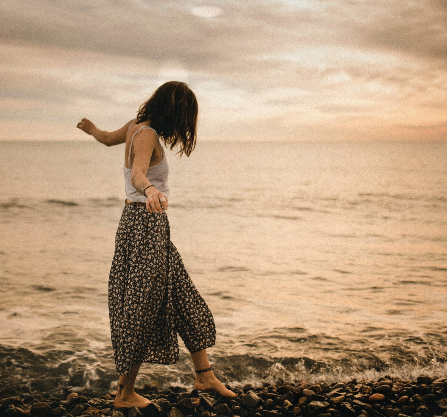 10 Self-Reflection Prompts to Savor Everyday Joy